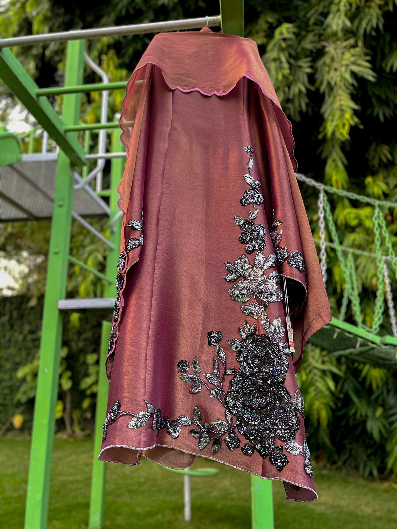 Mauve Satin Tissue Black Medium Cutdana Aline