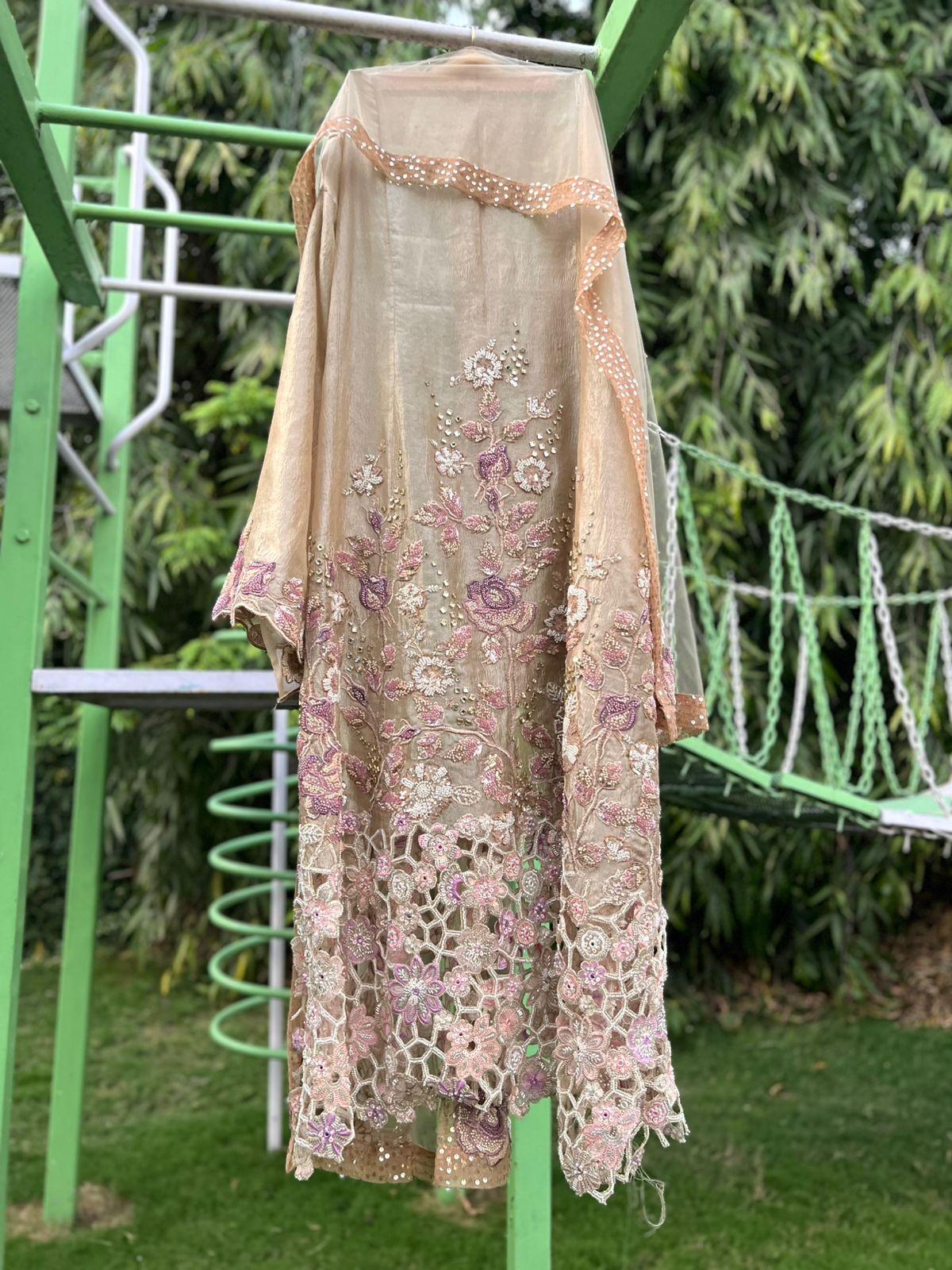 Dull Gold Shimmering Strands Pink Purple Cuts Aline